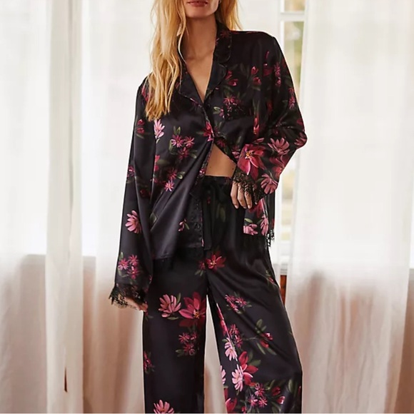 Black floral satin and lace pajamas set - Picture 1 of 7